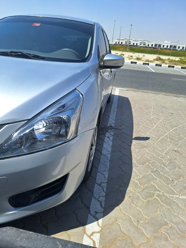 Nissan Tiida 2016 — photo 1 of 4