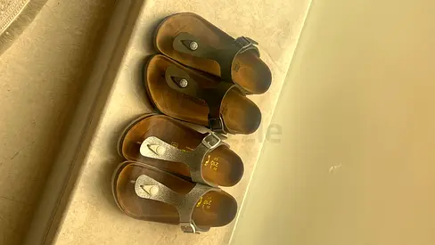 Kids Pair of birkenstock leather thong sandals, size 33 (lightly used)