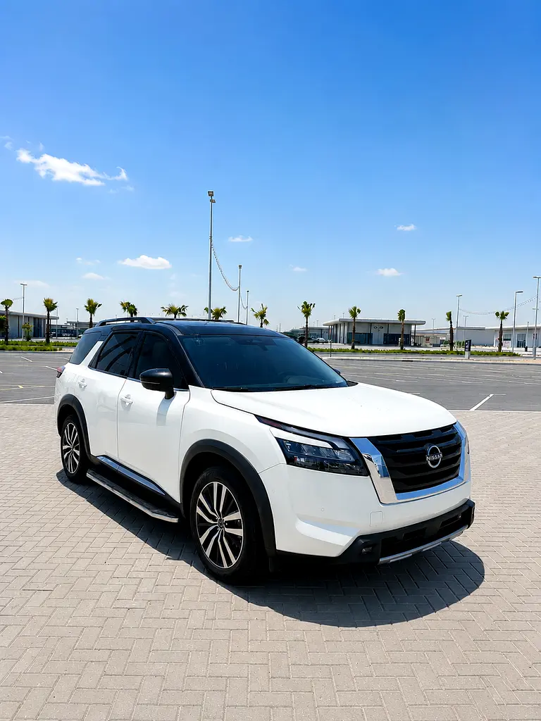 Nissan Pathfinder 2024 — photo 1 of 17