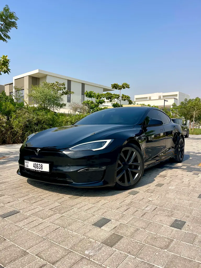 Tesla Model S 2023 — photo 1 of 16