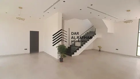 فيلا فاخرة للبيع في "هوشي الشارقة" - مكونة من طابق أرضي وطابقين علويين (G+2) وتضم 5 غرف نوم ومجلساً وصالة.