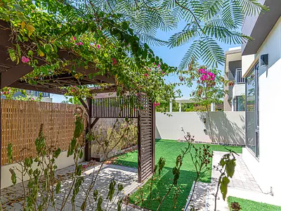 Vacant | Landscaped | Corner Unit