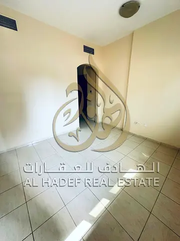 شقة غرفة وصالة للإيجار السنوي في الخان الشارقة بموقع مميز قريب من البحر وجميع الخدمات برج مزود بكاميرات مراقبة وصيانة على المالك مع باركنج ترابي متاح