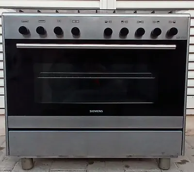 Siemens gas cooker with 5 burners, all working perfectly, and its size 90x60cm