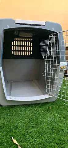 Hard Plastic Pet Carrier / Kennel - Good Condition II