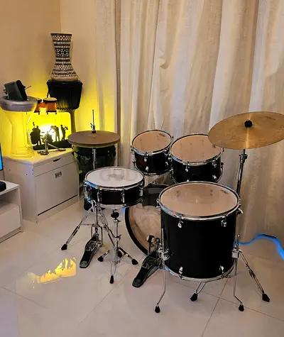 Acoustic Drum Set with Cymbals and Hardware