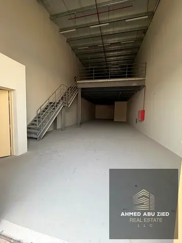افخم مستودع شبره مساحه كبيره جدا مع ميزانين اجمالي المساحه3240 قدم مربع ارضية ايبوكسي عالية التحميل مناسبة للتخزين او التشغيل الصناعي مع حمام داخلي كه