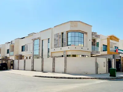 ✨ A distinctive villa for rent in the Al Yasmeen area of ​​Ajman. Situated on a corner plot facing two streets, it is ready for immediate occupancy. It features a modern design with spacious interiors