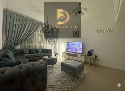 شقة مفروشة بالكامل، غرفتين نوم ثلاث حمامات، شرفة، جاهزة للسكن، موقع مميز. لمزيد من التفاصيل والمعلومات، تواصلوا معنا.