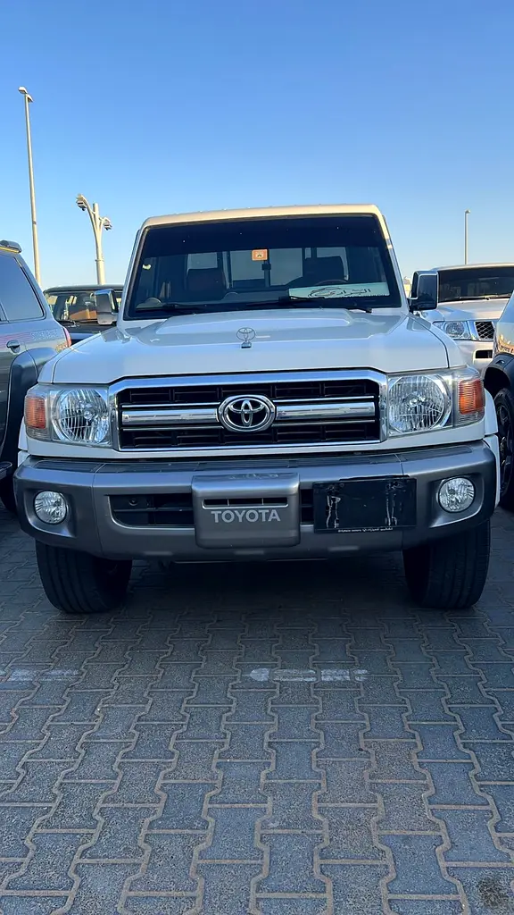 Toyota Land Cruiser 2012 — photo 1 of 9