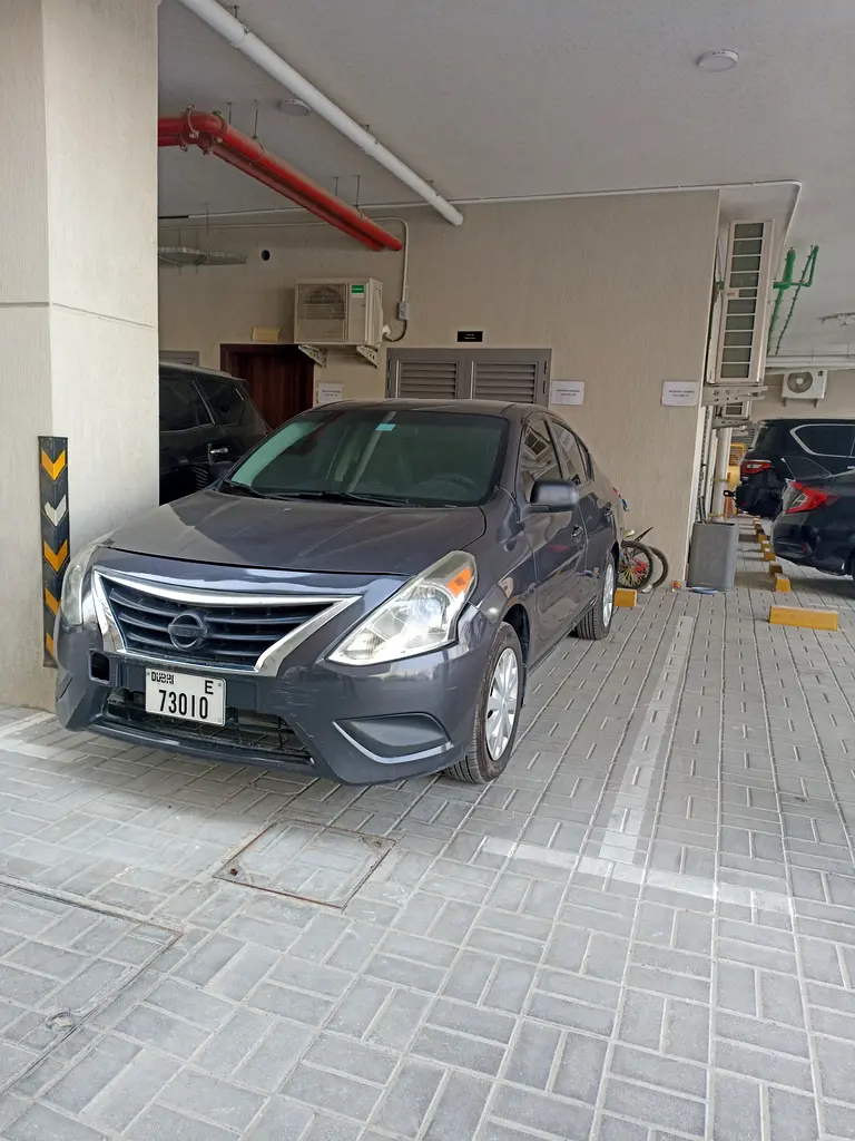 Nissan Versa 2015 — photo 1 of 13