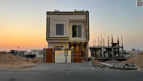 A villa with a super deluxe finish and a prime location, including registration and ownership fees, air conditioning, and freehold ownership.