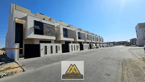 Townhouse for sale, 5 master bedrooms, living room, modern kitchen, 6 bathrooms