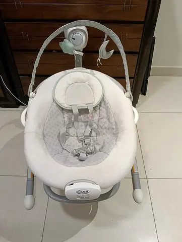 Graco baby rocker/bouncer with toy bar - good condition