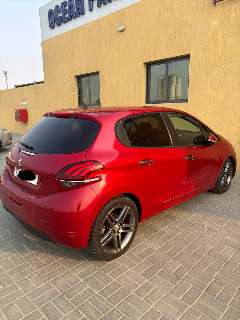 Peugeot 208 2016 — photo 1 of 3