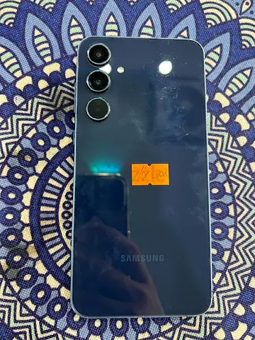 Samsung galaxy $% 5G smartphone with triple camera - excellent working condition