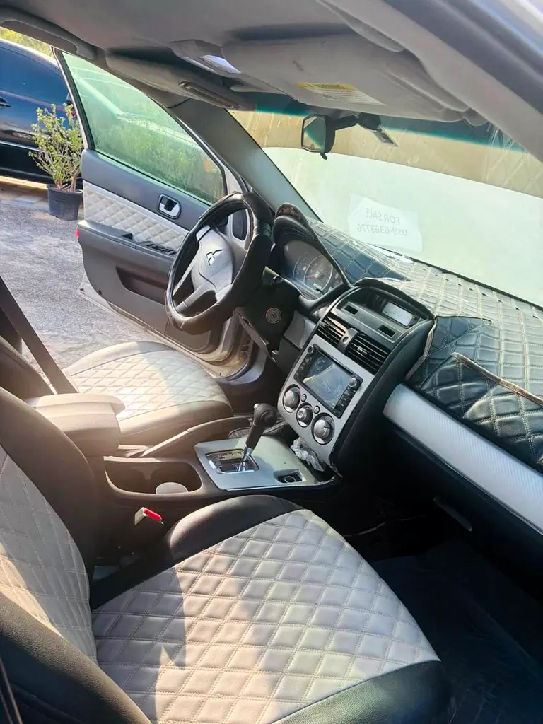 Mitsubishi Galant 2010 — photo 1 of 5
