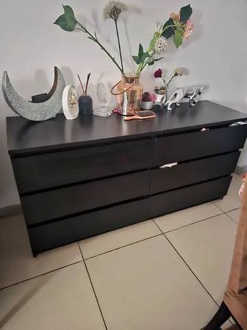 Low black 6-drawer dresser / chest in good condition