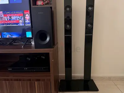 Pair of tall black floor-standing home theater speakers with subwoofer and DVD a SAMSUNG
