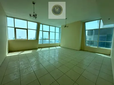شقة ثلاث غرف وصالة للإيجار السنوي في الممزر الشارقة إطلالة بحرية مباشرة غرفة خادمة ماستر باركينغ مخصص جيم مسبح ومساحات واسعة