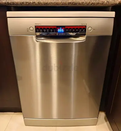 Bosch Serie 4 freestanding dishwasher, likely model SMS4HMI25M, featuring a stainless steel finish.I