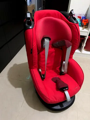 Red baby car seat — used, good condition