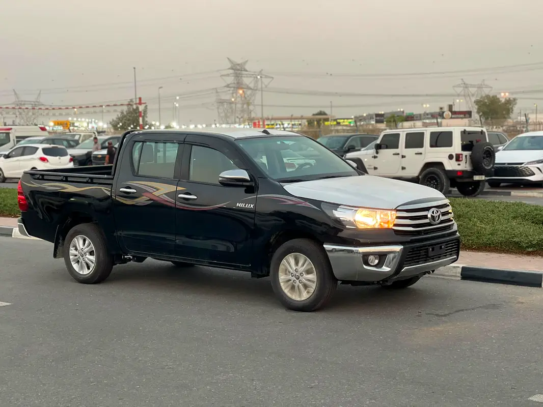 Toyota Hilux 2026 — photo 1 of 11