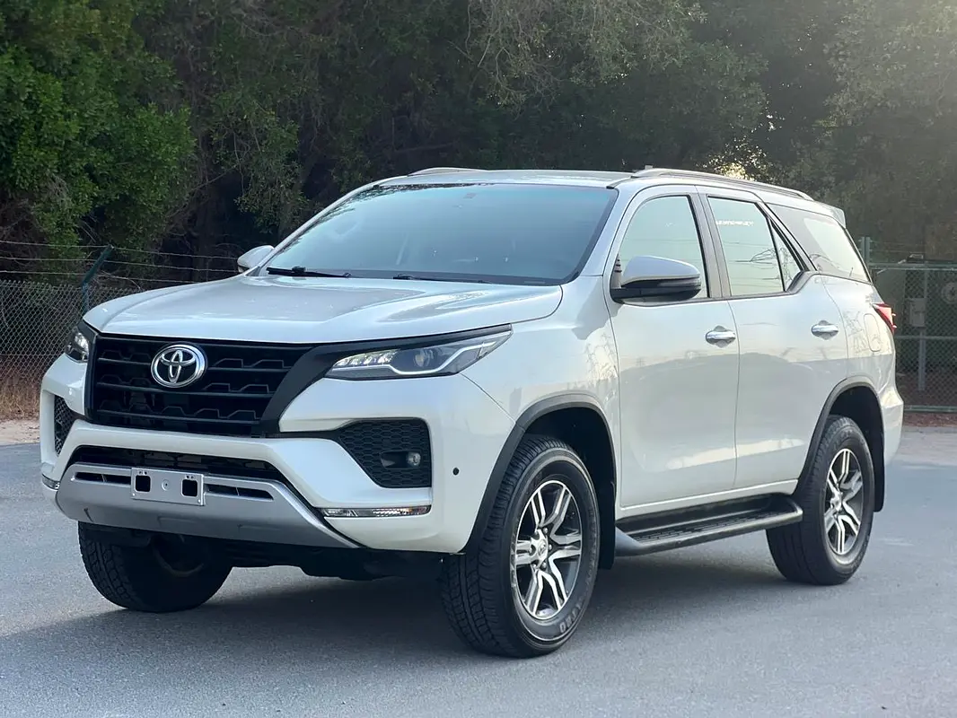 Toyota Fortuner 2018 — photo 1 of 18