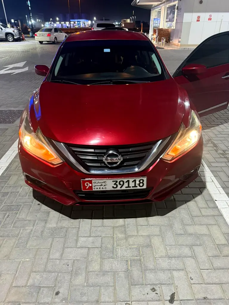 Nissan Altima 2016 — photo 1 of 3