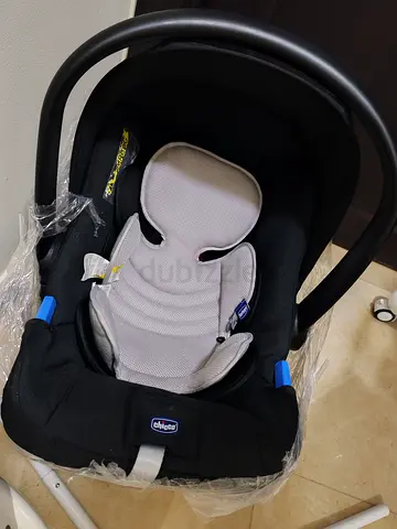 Chicco Infant Car Seat with Newborn Insert