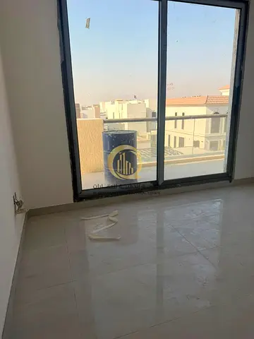 فلتين متلاصقات في الحوشي ضاحيه البديع ارضي واول و50٪ روف مساحه الارض 3150 قدم مربع مساحه البناء 4700 قدم مربع كل فيلا فيها 5 غرف ماستر وصاله ومطبخ