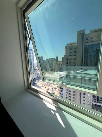 استديو الخان قريب من الكورنيش مساحه كبيره ومميزه