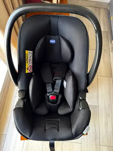 Chicco Infant Car Seat (Black) - Good Condition bought 900 AED