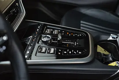 صورة 16 لـ 2025 Aston Martin DBX