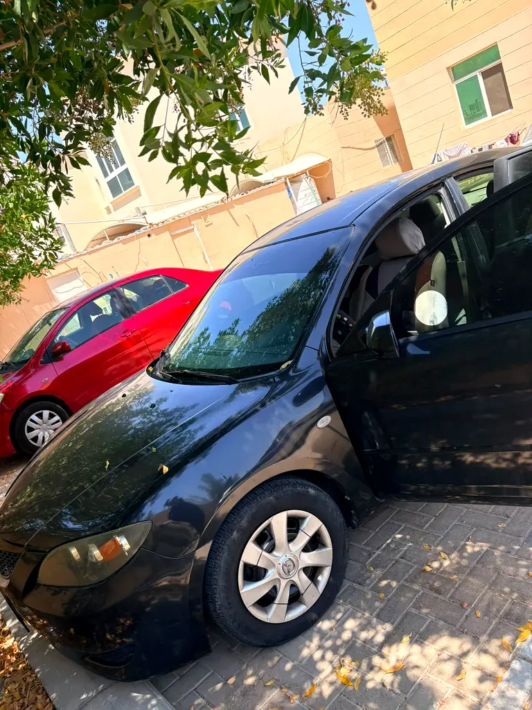Mazda 3 2005 — photo 1 of 5