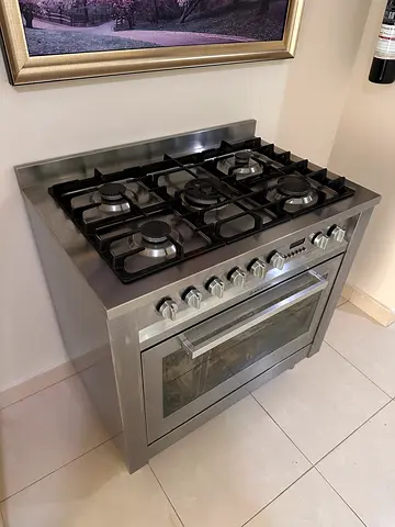 Stainless steel freestanding gas cooker with oven