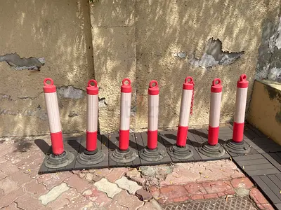 7 Traffic Bollards / Parking Posts with Rubber Bases – Red  White