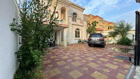 فيلا تصميم موردن مساحة 5000 قربية من المسجد و الشارع الرئيسى بسعر شامل المكييفات والكهربا والمية قابل لتفاوض