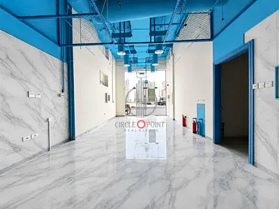 Ready-to-Operate Shop | Ideal for Café, Restaurant or Retail