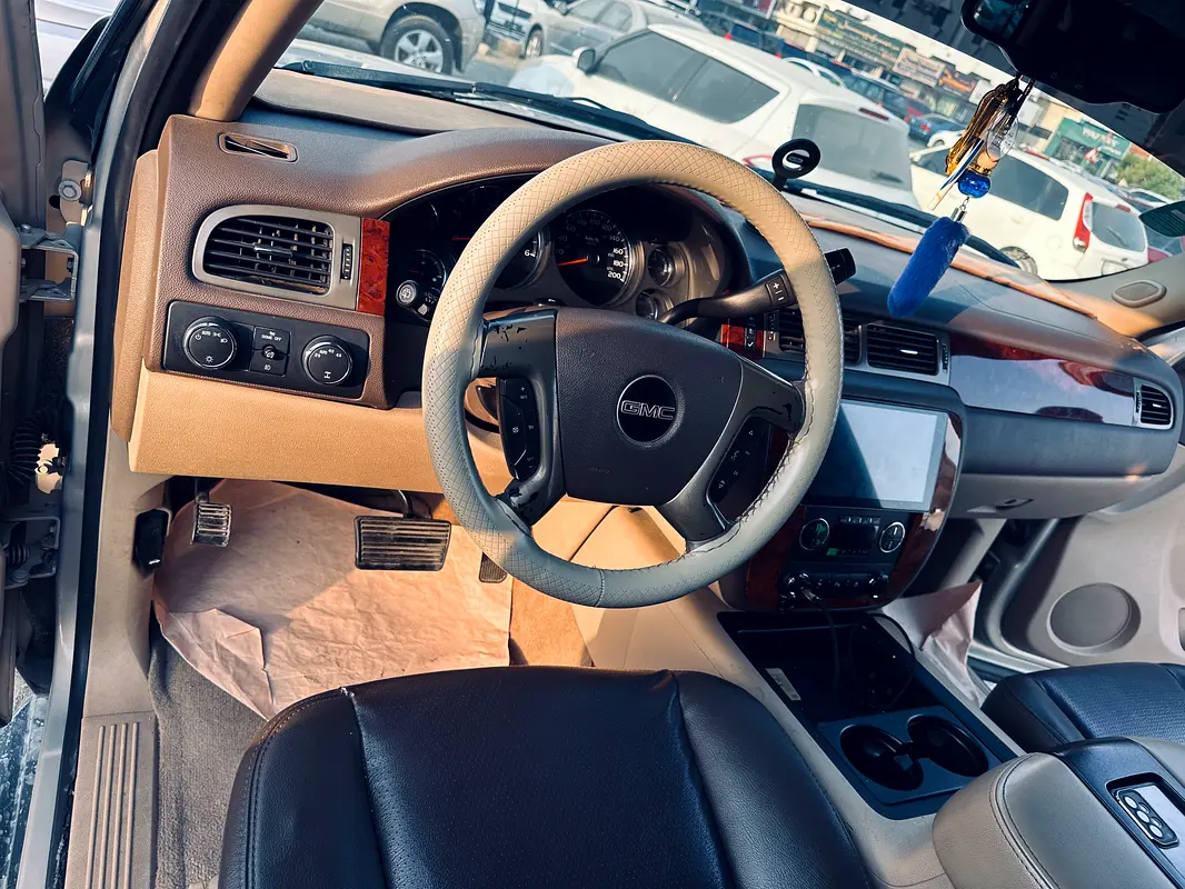 GMC Yukon 2010 — photo 1 of 4
