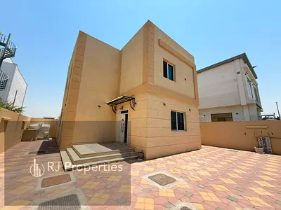 LUXURY 4BEDROOM villa very prime lecation Master bedroom waderobe maid room parking only jest 140k
