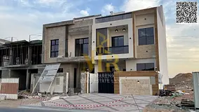 Townhouse with a setback, two floors and a rooftop, on a main street. Price includes registration fe