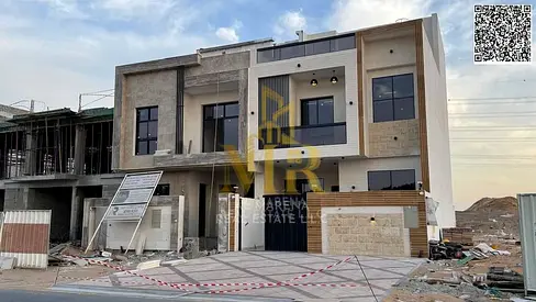 Townhouse with a setback, two floors and a rooftop, on a main street. Price includes registration fees. Located close to services and public facilitie
