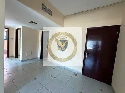 غرفتين وصالة مع بلكونة وتكييف مركزي ومساحات واسعة داخل سكن عائلي على كورنيش المجاز بالمجاز 1 قرب مسجد النور وجزيرة النور ومركز إن إم سي الطبي