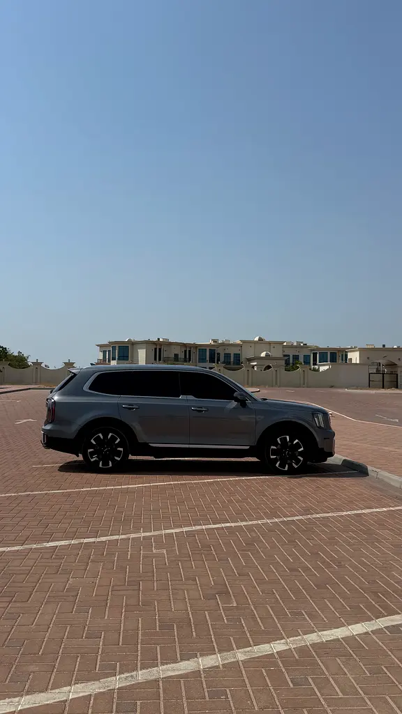 Kia Telluride 2023 — photo 1 of 10