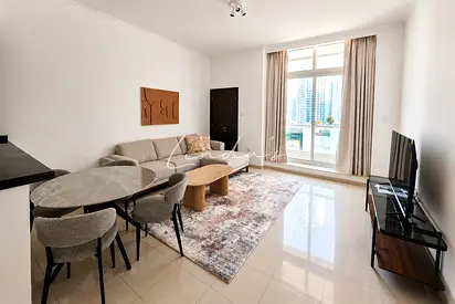 Spacious Layout | Bright Unit l Prime Marina Location