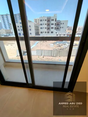 غرفة وصالة أول ساكن للإيجار السنوي في الجرف 3 | شهر مجاني | 35,000 درهم