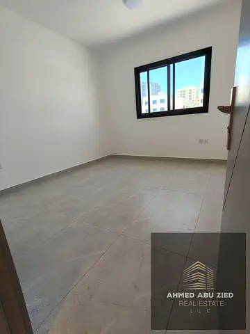 شقة غرفة وصالة جديدة أول ساكن للإيجار في الجرف 3 عجمان - تشمل 2 حمام وغرفة غسيل بـ 35 ألف مع شهر مجاني