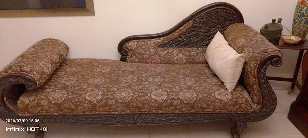 Antique-style Cleopatra carved wooden chaise lounge / daybed - good condition