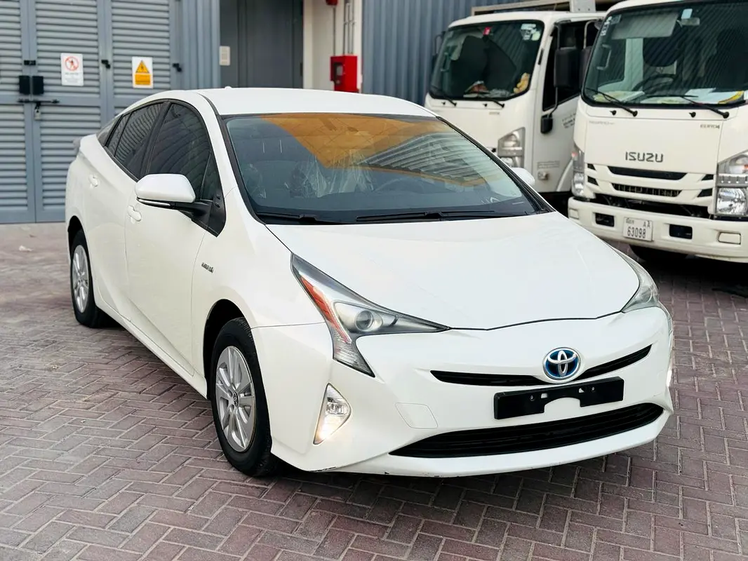 Toyota Prius 2018 — photo 1 of 10